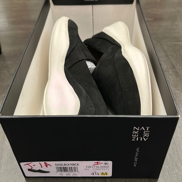 Naturalizer Slip-On Leather Sneakers - Ease NBCK - Picture 2 of 11